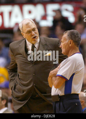 27. Mai 2004; Los Angeles, Kalifornien, USA; Lakers-Coach PHIL JACKSON ist mit einem Foul in der zweiten Hälfte des Spiels 4 der Western Conference Finals im Staples Center berechnet. Die Lakers besiegten die Timberwolves 92-85. Stockfoto