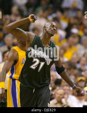 27. Mai 2004; Los Angeles, Kalifornien, USA; Minnesota Timberwolves Spieler KEVIN GARNETT (21) regt mit einem Aufruf durch den Schiedsrichter im vierten Quartal von Spiel 4 der Western Conference Finals im Staples Center. Die Lakers besiegten die Timberwolves 92-85. Stockfoto