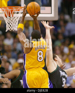 27. Mai 2004; Los Angeles, Kalifornien, USA; KOBE BRYANT Punkte 31 in Spiel 4 der Western Conference Finals im Staples Center. Die Lakers besiegten die Timberwolves 92-85. Stockfoto