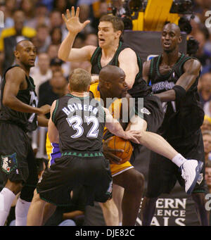 27. Mai 2004; Los Angeles, Kalifornien, USA; SHAQUILLE O'NEAL umgeben Minnesota Timberwolves FRED HOIBERG (L), MARK MADSEN (C) und KEVIN GARNETT (R) in der zweiten Hälfte des Spiels 4 der Western Conference Finals im Staples Center. Die Lakers besiegten die Timberwolves 92-85. Stockfoto