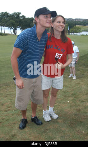 4. Juni 2004; Austin, TX, USA; Schauspieler DAVID ANDERS posiert mit ein Fan während der "Jiffy Lube Dennis Quaid Charity Classic" in Austin, Texas statt. Stockfoto