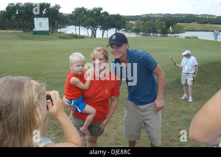 4. Juni 2004; Austin, TX, USA; Schauspieler DAVID ANDERS posiert mit Fans während der "Jiffy Lube Dennis Quaid Charity Classic" in Austin, Texas statt. Stockfoto