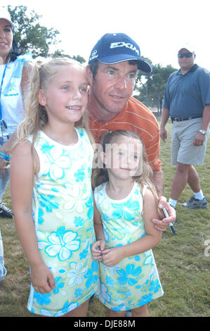 4. Juni 2004; Austin, TX, USA; Schauspieler DENNIS QUAID posiert mit Fans auf dem Golfplatz während der "Jiffy Lube Dennis Quaid Charity Classic" in Austin, Texas statt. Stockfoto