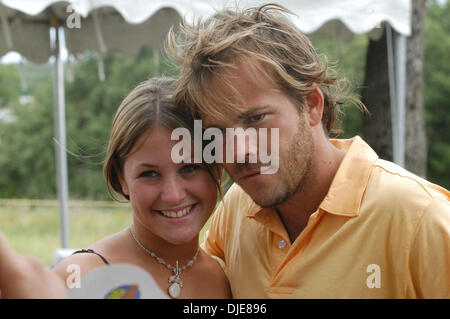 4. Juni 2004; Austin, TX, USA; Schauspieler STEPHEN DORFF posiert mit ein Fan während der "Jiffy Lube Dennis Quaid Charity Classic" in Austin, Texas statt. Stockfoto