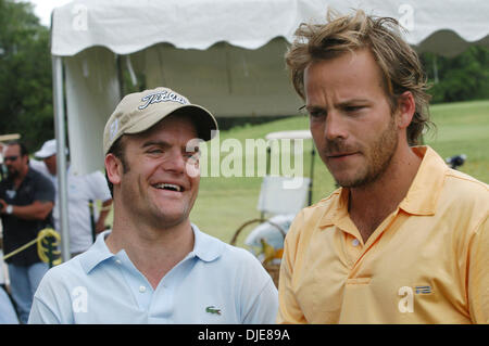 4. Juni 2004; Austin, TX, USA; Schauspieler KEVIN WEISMAN und STEPHEN DORFF während des "Jiffy Lube Dennis Quaid Charity Classic" in Austin, Texas statt. Stockfoto