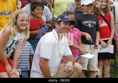 4. Juni 2004; Austin, TX, USA; Schauspieler DENNIS QUAID posiert mit jungen Fans auf dem Golfplatz während der "Jiffy Lube Dennis Quaid Charity Classic" in Austin, Texas statt. Stockfoto