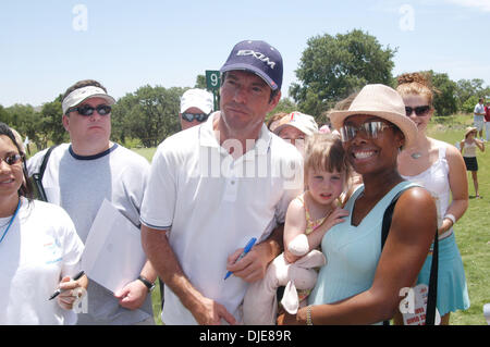 4. Juni 2004; Austin, TX, USA; Schauspieler DENNIS QUAID posiert mit Fans auf dem Golfplatz während der "Jiffy Lube Dennis Quaid Charity Classic" in Austin, Texas statt. Stockfoto