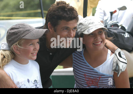 4. Juni 2004; Austin, TX, USA; Schauspieler CARLOS BERNARD Posen mit jungen Fans auf dem Golfplatz während des "Jiffy Lube Dennis Quaid Charity Classic" in Austin, Texas statt. Stockfoto