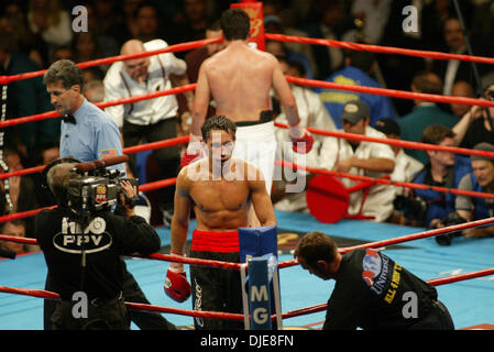 5. Juni 2004; Las Vegas, NV, USA; OSCAR DE LA HOYA (weiße Hose) Niederlagen FELIX STURM durch einstimmigen Beschluss. De La Hoya ist der erste Kämpfer, je 6 Titel in 6 Gewichtsklassen gewinnen. Sturm fast aufgeregt De La Hoya geplanten Megafight mit Bernard Hopkins, so dass De La Hoya er bewältigen konnte für 12 Runden Samstagabend vor dem coming out auf der Verliererseite Ende eine schmale aber einstimmig Stockfoto