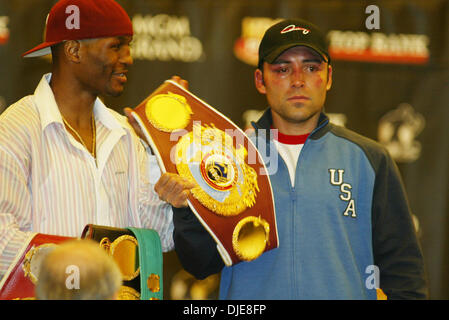 5. Juni 2004; Las Vegas, NV, USA; BERNARD HOPKINS und OSCAR DE LA HOYA posieren mit der WBO, WBA, WBC und IBF-WM-Gürtel im MGM Post kämpfen Presse-Konferenz in Las Vegas. Hopkins und De La Hoya wird die Mittelgewicht 18. September 2004 in der MGM Grand Garden in Las Vegas vereinheitlichen. Stockfoto