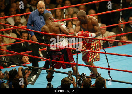 5. Juni 2004; Las Vegas, NV, USA; Boxer ROBERT ALLEN von Stone Mountain, GA (rot/schwarz) und BERNARD HOPKINS von Philadelphia, PA in der MGM Grand Garden Arena in Las Vegas. Hopkins Allen besiegt und Oscar De La Hoya als nächstes in den ultimativen Mittelgewichts-WM-Kampf. Stockfoto