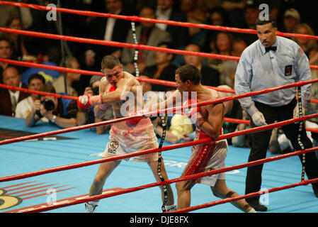 5. Juni 2004; Las Vegas, NV, USA; JOSE CASTILLO gewinnt den vakanten WBC Lightweight Titel gegen JUAN LAZANO in der MGM Grand Garden in Las Vegas. Stockfoto