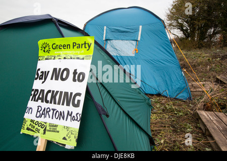 Banner protestieren an einem Standort auf Chat Moss in Manchester, die Baugenehmigung für Fracking gegeben hat Stockfoto