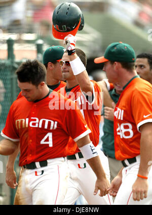 13. Juni 2004; Palm Beach, FL, USA; Hurrikan rechts Fielder RICHARD GIANNOTTI, (C) winkt seinen Helm dem Publikum nach der Kollision mit einem Homerun mit einem auf in der Spitze des fünften Inning machen das Ergebnis 2: 1, Sonntag, 13 Juni, 04, in Coral Gables. Miami besiegte die Gators 3-1. Stockfoto