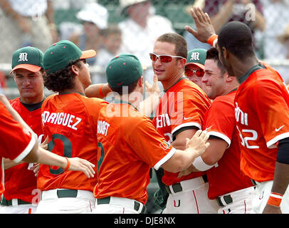 13. Juni 2004; Palm Beach, FL, USA; Von Teamkollegen mit einem auf in der Spitze des fünften Inning machen das Ergebnis 2: 1, Sonntag, 13 Juni, 04, in Coral Gables ist Hurrikan rechts Fielder RICHARD GIANNOTTI, beglückwünscht. Miami besiegte die Gators 3-1. Stockfoto