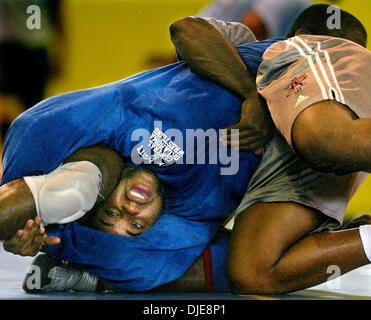 13. Juni 2004; Palm Beach, FL, USA; DANIEL CORMIER, ein Mitglied der 2004 US nationalen Freestyle Wrestling Olympiamannschaft, übt mit Teamkollege Kerry McCoy in der Kardinal Newman HS wrestling Anlage Sonntagmorgen.  Cormier, 211,5 lbs konkurriert, die Oklahoma State University, gerungen. Stockfoto