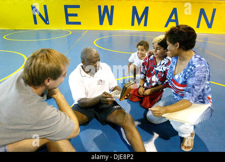 13. Juni 2004; Palm Beach, FL, USA; Bobby Douglas (C), ein Mitglied der 2004 US-Freestyle Olympischen Ringen Nationalmannschaft coaching Personal, Gespräche mit Klaus Fischer von Jupiter und seine Familie in der Kardinal Newman HS wrestling Anlage. Stockfoto