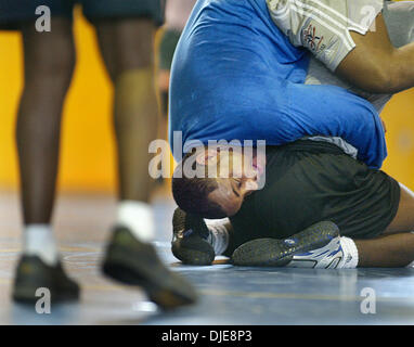 13. Juni 2004; Palm Beach, FL, USA; Bobby Douglas (C), ein Mitglied der 2004 US-Freestyle Olympischen Ringen Nationalmannschaft coaching Personal, Gespräche mit Klaus Fischer von Jupiter und seine Familie in der Kardinal Newman HS wrestling Anlage. Stockfoto