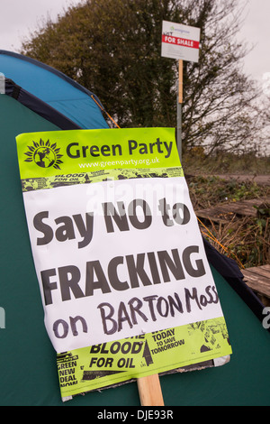 Banner protestieren an einem Standort auf Chat Moss in Manchester, die Baugenehmigung für Fracking gegeben hat Stockfoto