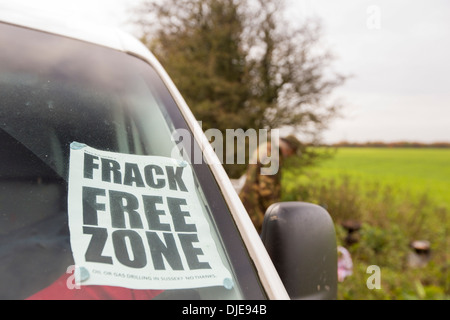 Banner protestieren an einem Standort auf Chat Moss in Manchester, die Baugenehmigung für Fracking gegeben hat Stockfoto