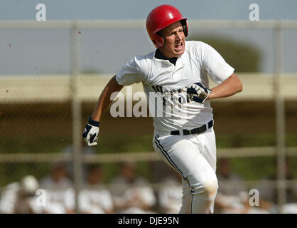 24. Juni 2004; Lantana, FL, USA;  Der Wellington Western Sturm #24 Brett Griesemer, läuft sicher zuerst auf einem einzigen im vierten Inning gegen die Pro Ball Royals während der USA Olympische Baseball-Juniorenweltmeisterschaften an der Santaluces High School-Felder. Das NY-Team mit drei Miami Teamkollegen spielte East Cobb, GA Azteken. Dem Alter 16 und unter Turnier vom 18.-26. Juni Stockfoto