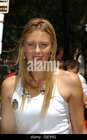 6. Juli 2004; New Haven, CT, USA; Wimlbedon Champion MARIA SHARAPOVA gab eine Tennis-Klinik an Schulkinder vor dem Rathaus in New Haven, CT. Stockfoto