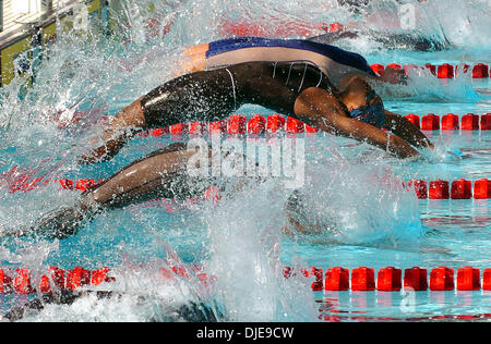 8. Juli 2004; Long Beach, Kalifornien, USA; BRIELLE weißen schiebt beim Start ihrer Olympischen Test 100 Meter Rückenschwimmen Halbfinale Wärme aus. Stockfoto