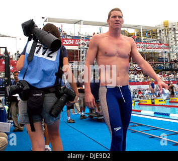 8. Juli 2004; Long Beach, Kalifornien, USA; San Antonio JOSH DAVIS lässt das Pool-Deck bei den Olympic Trials nach dem Wettkampf in die 200 Meter Freistil. Stockfoto