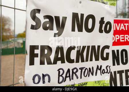 Banner protestieren an einem Standort auf Chat Moss in Manchester, die Baugenehmigung für Fracking gegeben hat Stockfoto