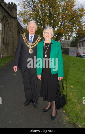 Der Bürgermeister von Bodmin und seine Frau sind in der St. Petrocs Kirche als Erzbischof seine Tour von Cornwall mit einem Besuch in Bodmin rundet Stockfoto