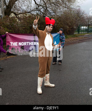 Barton Moss, Eccles, Manchester, UK. 27. November 2013. "Foxy" Herr Mark Pinnock aus Irlam, am Standort der IGas Energie Bohrgerät und Protest CP am Barton Moss in Salford bei Manchester. Fracking Fokus rückt nach Nordwesten, wo IGas Energie bald zu bohren, um Methan zu erkunden beginnen will. Eine Reihe von Anti-Fracking Anti-Schiefergas Gruppe protestiert bei der Ankunft der Bohrausrüstung Gasbohrungen bauseits in Salford. IGas hat die Berechtigung von Salford und Trafford Rat für Explorationsbohrungen für Kohle-Bett Methan Gewinnung. Bildnachweis: Mar Photographics/Alamy Live-Nachrichten Stockfoto