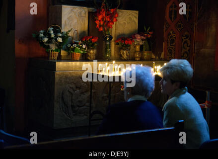 Festliche Veranstaltungen, darunter Konzerte, Performances, wurden Filmvorführungen über drei Tage der Feier dem 650. Jahrestag der armenischen Kathedrale in Lemberg Stockfoto