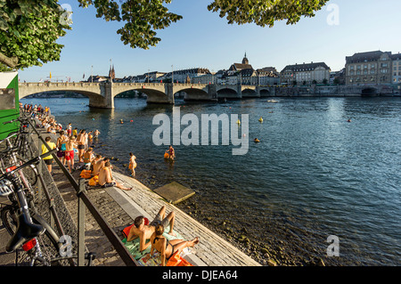 Rhein im Sommer, mittlere Brücke, Basel, Schweiz Stockfoto