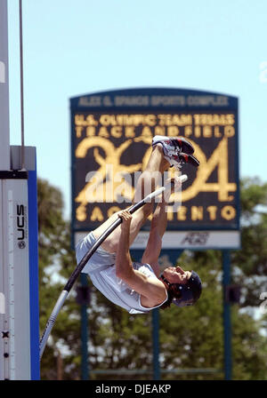 11. Juli 2004; Sacramento, Kalifornien, USA; TOBY STEVENSON konkurriert im Stabhochsprung Finale am dritten Tag der 2004 US Track und Feldversuche im Hornet Stadium, Sonntag, 11. Juli 2004. Stockfoto