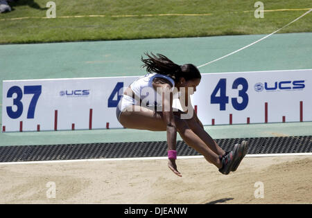 11. Juli 2004; Sacramento, Kalifornien, USA; TIOMBE HURD Satz einen amerikanischen Rekord von 14.45 Uhr in der Triple springen am dritten Tag der 2004 US Track und Feldversuche Hornet Stadium. Stockfoto