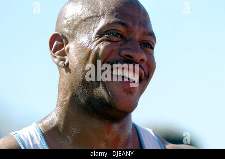 11. Juli 2004; Sacramento, Kalifornien, USA; MAURICE GREENE ist alles Lächeln nach dem Gewinn der 100 Meter am Tag drei der 2004 US Track und Feldversuche Hornet Stadium. . Stockfoto