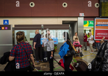 Ankunftsbereich am Flughafen Teneriffa Süd mit Thomsons Rep Schild und die Unterstützung der Urlauber, Aeropuerto Reina Sofia, Kanarische Stockfoto