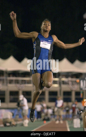 12. Juli 2004; Sacramento, Kalifornien, USA; MARION JONES konkurriert im Weitsprung Frauen am Tag vier der 2004 US Track und Feldversuche Hornet Stadium. Stockfoto