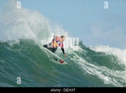 13. Juli 2004; Jeffreys Bay, Eastern Cape, Südafrika; Sechs Mal ASP Weltmeister KELLY SLATER (Florida / USA) überwältigt seine Opposition in der ersten Runde des Billabong Pro in Jeffreys Bay heute. Slater, die in Südafrika aus New York gestern am späten Abend ankamen, veröffentlicht einem Hitze-Score von 15,33 für seine zwei besten Wellen während südafrikanische Wildcard Surfer Ricky Basnett (Durban) erzielte Stockfoto
