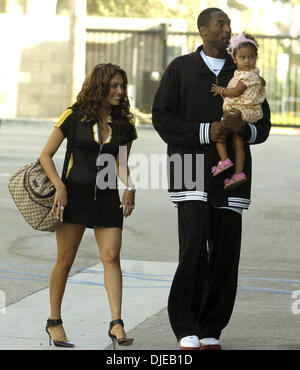 15. Juli 2004; Los Angeles, Kalifornien, USA; KOBE BRYANT mit Frau VANESSA LAINE und Tochter NATALIA kommen im Trainingszentrum Los Angeles Lakers zu verkünden, dass seine neue siebenjährige mit den Los Angeles Lakers befassen. Stockfoto