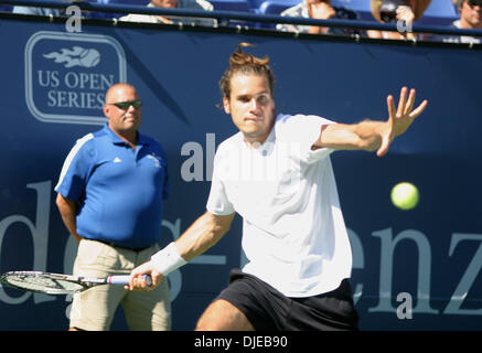 18. Juli 2004; Los Angeles, Kalifornien, USA; TOMMY HAAS Niederlagen Fellow deutschen Nicolas Kiefer, 7: 6, 8: 6, 6: 4 gewinnt der Mercedes-Benz-Cup sichern seine 7. Karriere Eigenturm an der UCLA. Stockfoto