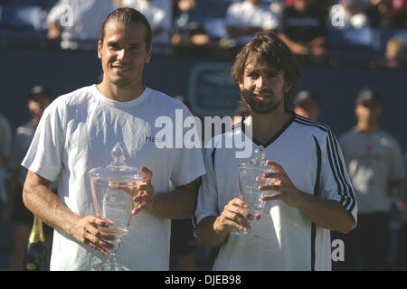 18. Juli 2004; Los Angeles, Kalifornien, USA; TOMMY HAAS (L) besiegte Fellow deutschen NICOLAS KIEFER, 7: 6, 8-6, 6: 4 gewinnt der Mercedes-Benz-Cup sichern seine 7. Karriere Eigenturm an der UCLA. Stockfoto