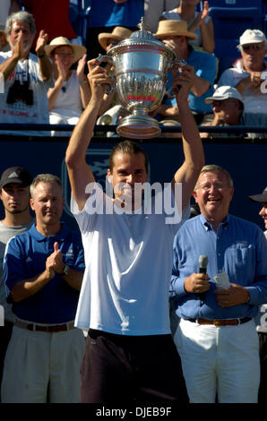 18. Juli 2004; Los Angeles, Kalifornien, USA; TOMMY HAAS Niederlagen Fellow deutschen Nicolas Kiefer (7: 6, 8-6, 6: 4) in den 80.000 Mercedes Benz Cup-Finale an der UCLA-Tennis-Stadion statt. Stockfoto