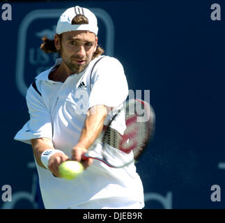 18. Juli 2004; Los Angeles, Kalifornien, USA; NICOLAS KIEFER ist von Fellow deutschen Tommy Haas (7: 6, 8-6, 6: 4) in die 80.000 Mercedes Benz Cup Finale an der UCLA-Tennis-Stadion besiegt. Stockfoto