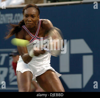 20. Juli 2004; Carson, Kalifornien, USA; VENUS WILLIAMS losmacht Ashley Harkleroad 6-2, 6-1 in die JPMorgan Chase Open im Home Depot Center in Carson. Stockfoto