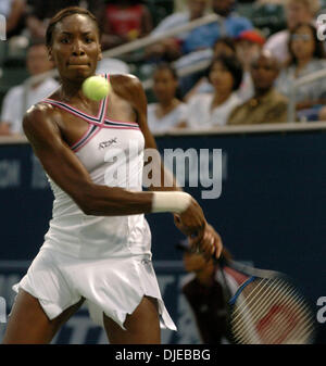 20. Juli 2004; Carson, Kalifornien, USA; VENUS WILLIAMS losmacht Ashley Harkleroad 6-2, 6-1 in die JPMorgan Chase Open im Home Depot Center in Carson. Stockfoto