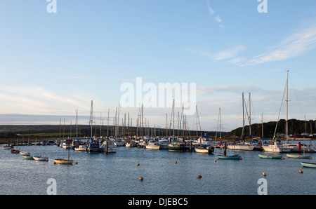 Segeln Sie Boote gefesselt in der Mündung des Flusses Yar Yarmouth Isle Of Wight Hampshire England Stockfoto