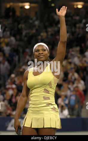 20. Juli 2004; Carson, Kalifornien, USA; SERENA WILLIAMS während ihr Viertelfinale 4-6, 6-3, 6-3 Sieg über Vera Zvonerava bei der JP Morgan Chase Open im Home Depot Center. Williams setzt auf das Halbfinale am Samstag. Heutige Attendence Zahlen bedeuten einen Anstieg der live Teilnahme an professionellen Damentennis in L.A. mit mehr als 7 749 Menschen in Atttendence (ein neuer Rekord für outdoor bei Stockfoto