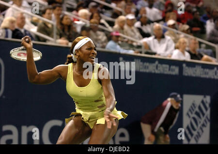 20. Juli 2004; Carson, Kalifornien, USA; SERENA WILLIAMS während ihr Viertelfinale 4-6, 6-3, 6-3 Sieg über Vera Zvonerava bei der JP Morgan Chase Open im Home Depot Center. Williams setzt auf das Halbfinale am Samstag. Heutige Attendence Zahlen bedeuten einen Anstieg der live Teilnahme an professionellen Damentennis in L.A. mit mehr als 7 749 Menschen in Atttendence (ein neuer Rekord für outdoor bei Stockfoto