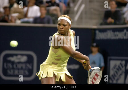 20. Juli 2004; Carson, Kalifornien, USA; SERENA WILLIAMS während ihr Viertelfinale 4-6, 6-3, 6-3 Sieg über Vera Zvonerava bei der JP Morgan Chase Open im Home Depot Center. Williams setzt auf das Halbfinale am Samstag. Heutige Attendence Zahlen bedeuten einen Anstieg der live Teilnahme an professionellen Damentennis in L.A. mit mehr als 7 749 Menschen in Atttendence (ein neuer Rekord für outdoor bei Stockfoto